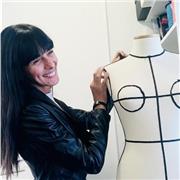 Docente di fashion design e modellistica sartoriale impartisce lezioni a studenti del settore